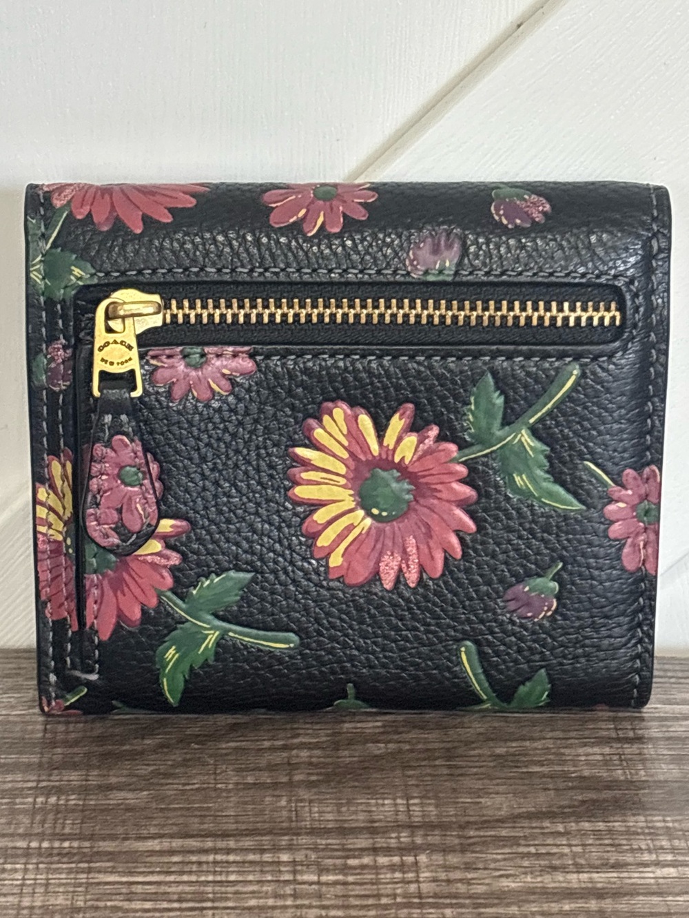 EUC Coach Leather Wyn Wallet in Printed Floral - Picture 2 of 13